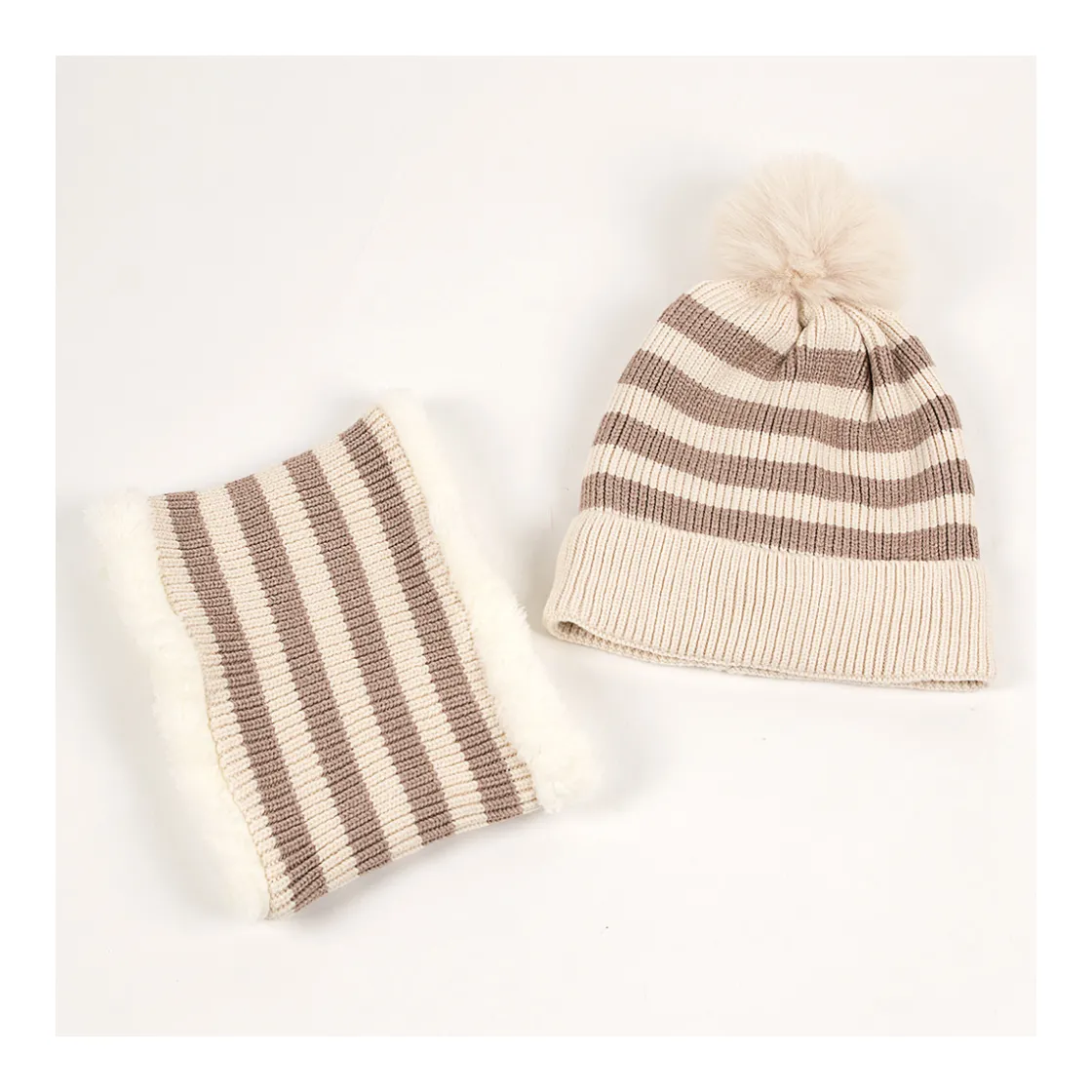 conjunto_gorro_pompon_y_c_0.webp Discount Conjunto gorro pompon y cuello rayas Manoplas Y Gorros